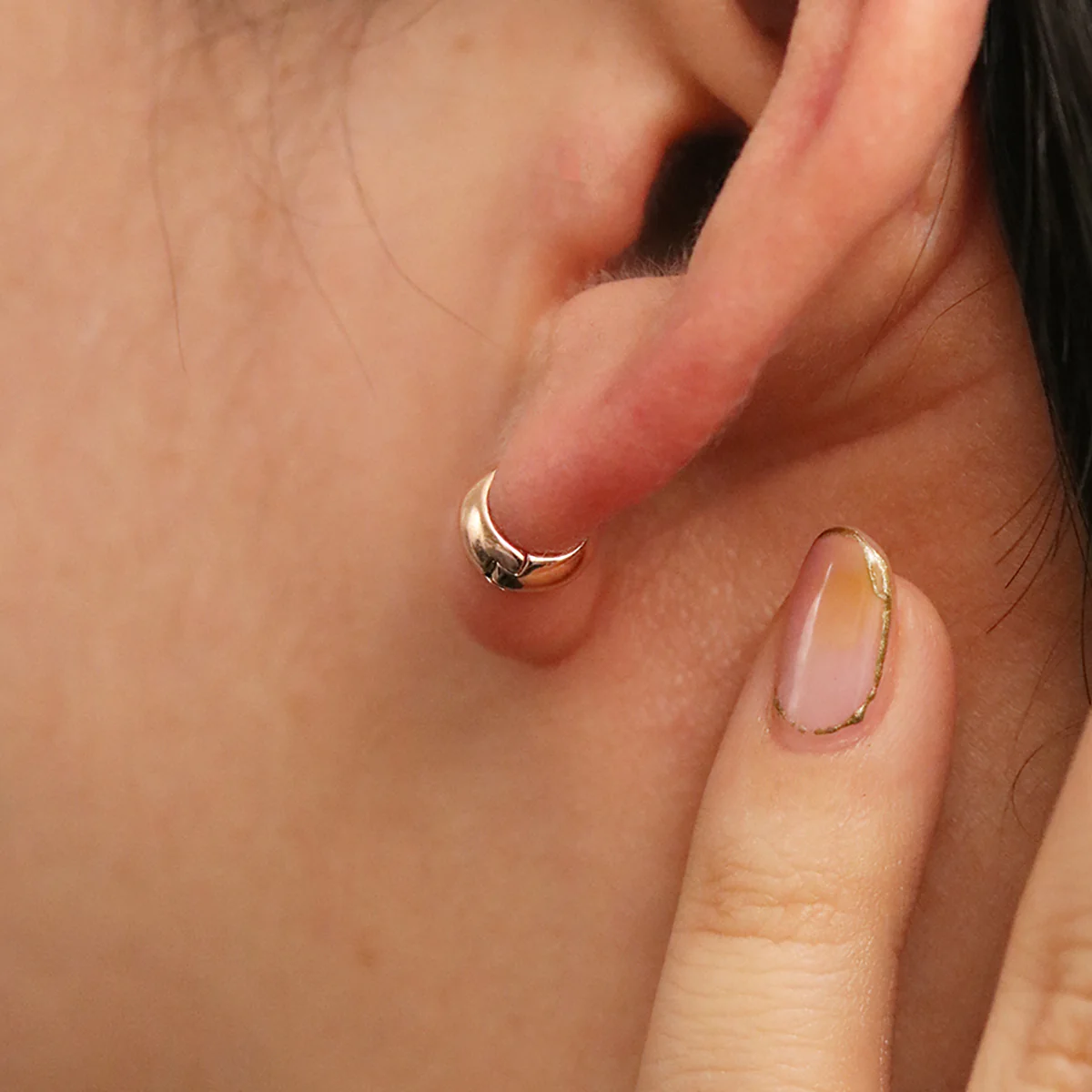 Simple Bold Huggie Earrings - Image 11