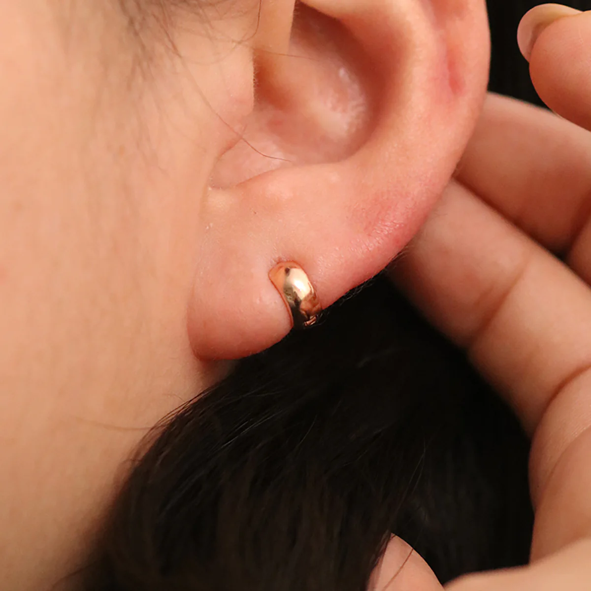 Simple Bold Huggie Earrings - Image 12