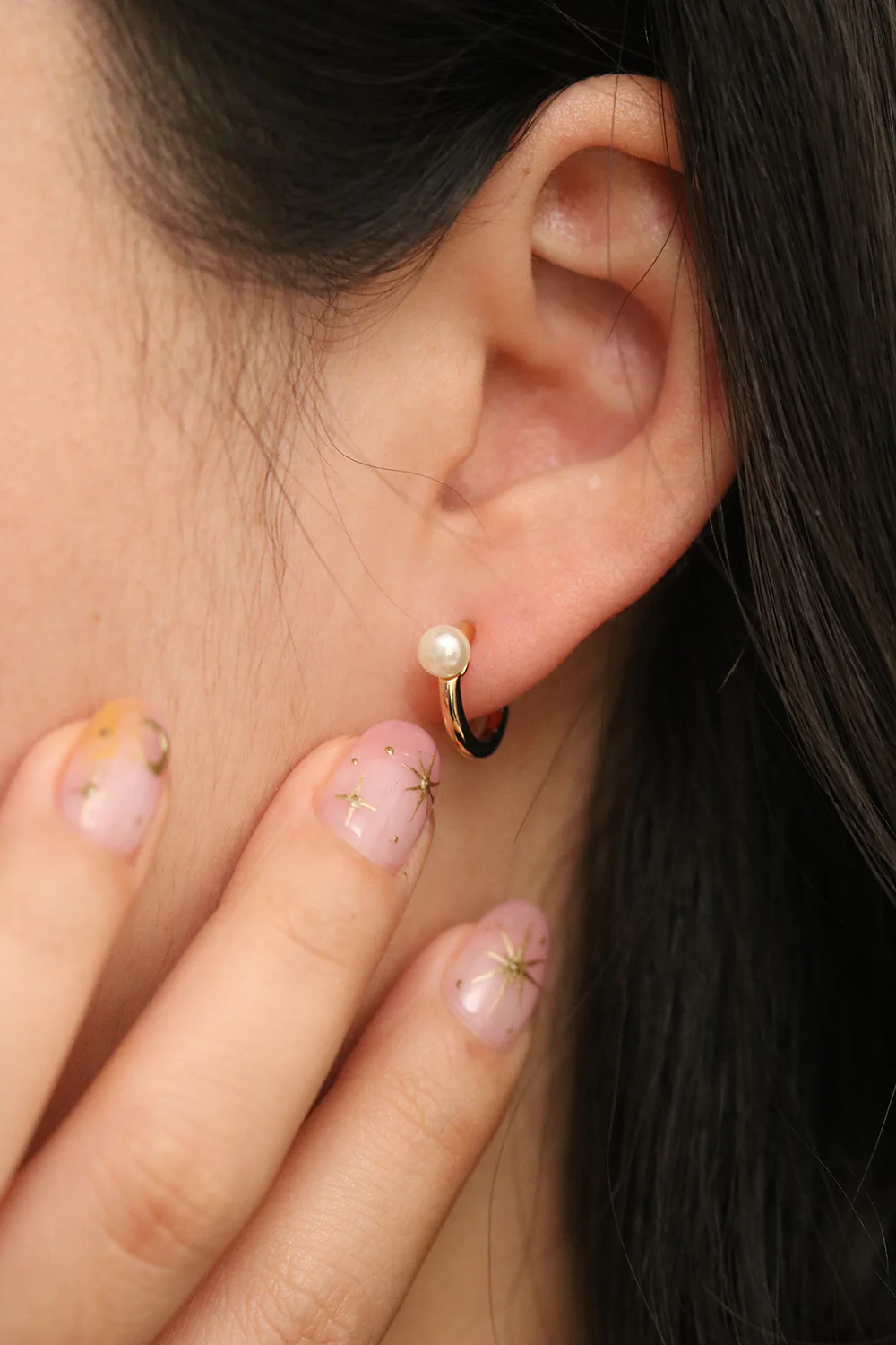 Chunky hoop with pearl earrings - Image 4