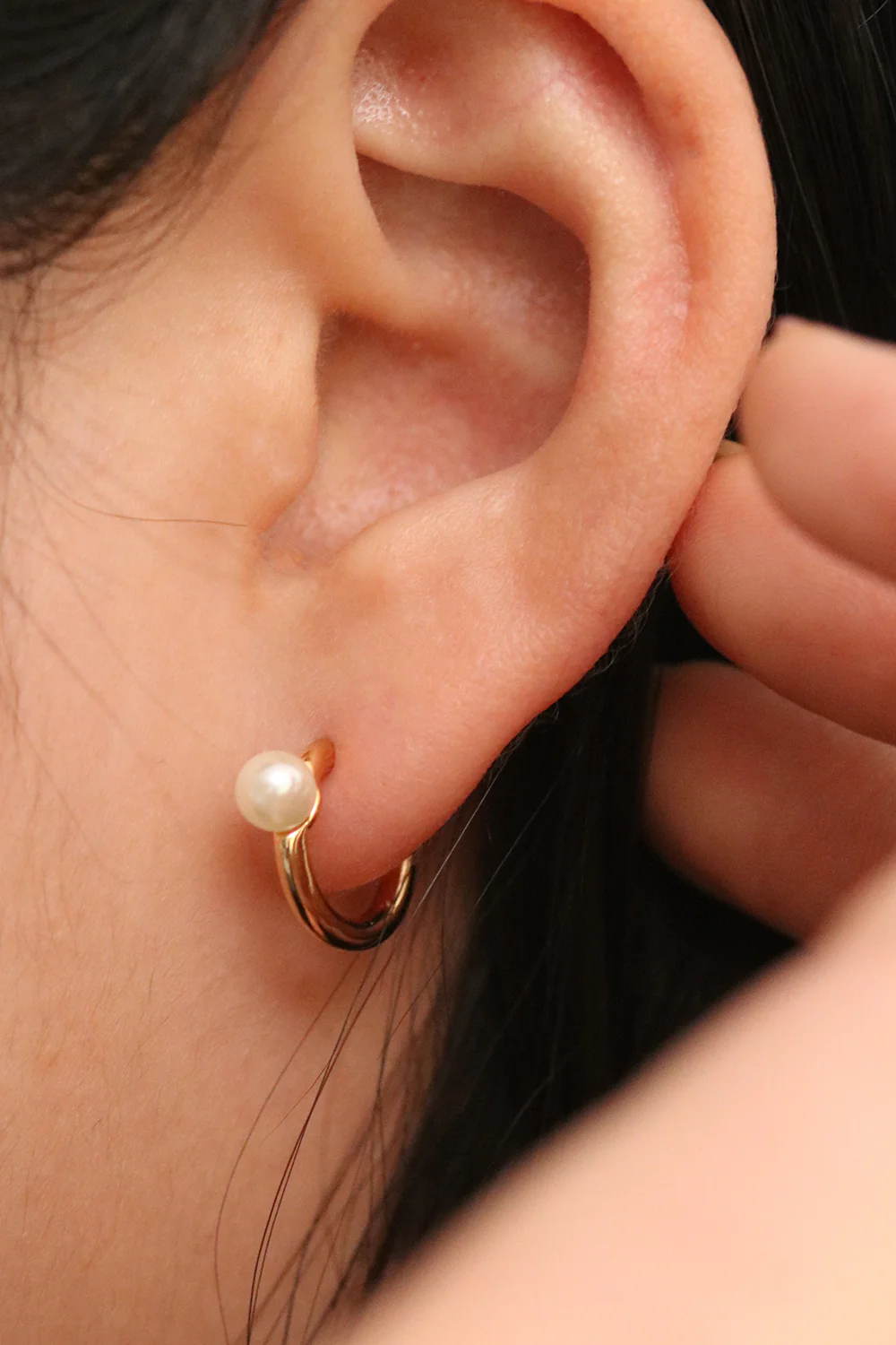Chunky hoop with pearl earrings - Image 5