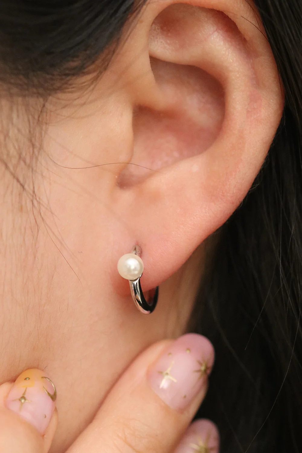 Chunky hoop with pearl earrings - Image 6