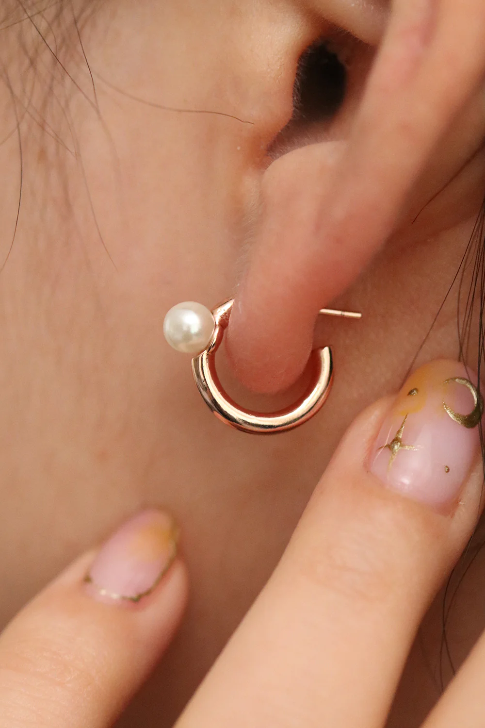 Chunky hoop with pearl earrings - Image 7